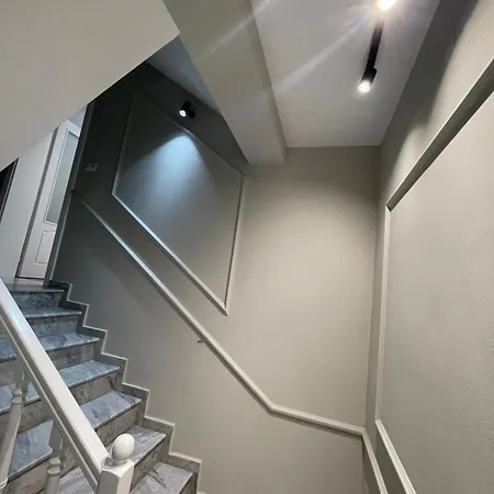 Urban Luxe Retreat- * 포그라데츠